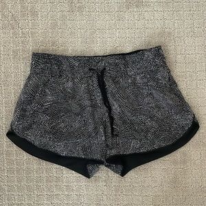 Lululemon Chose A Side Mid Rise Reversible Short
